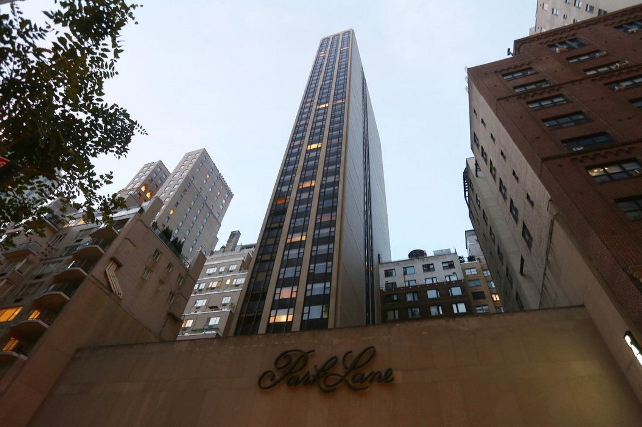 Hotel Park Lane New York Esterno foto The building's entrance